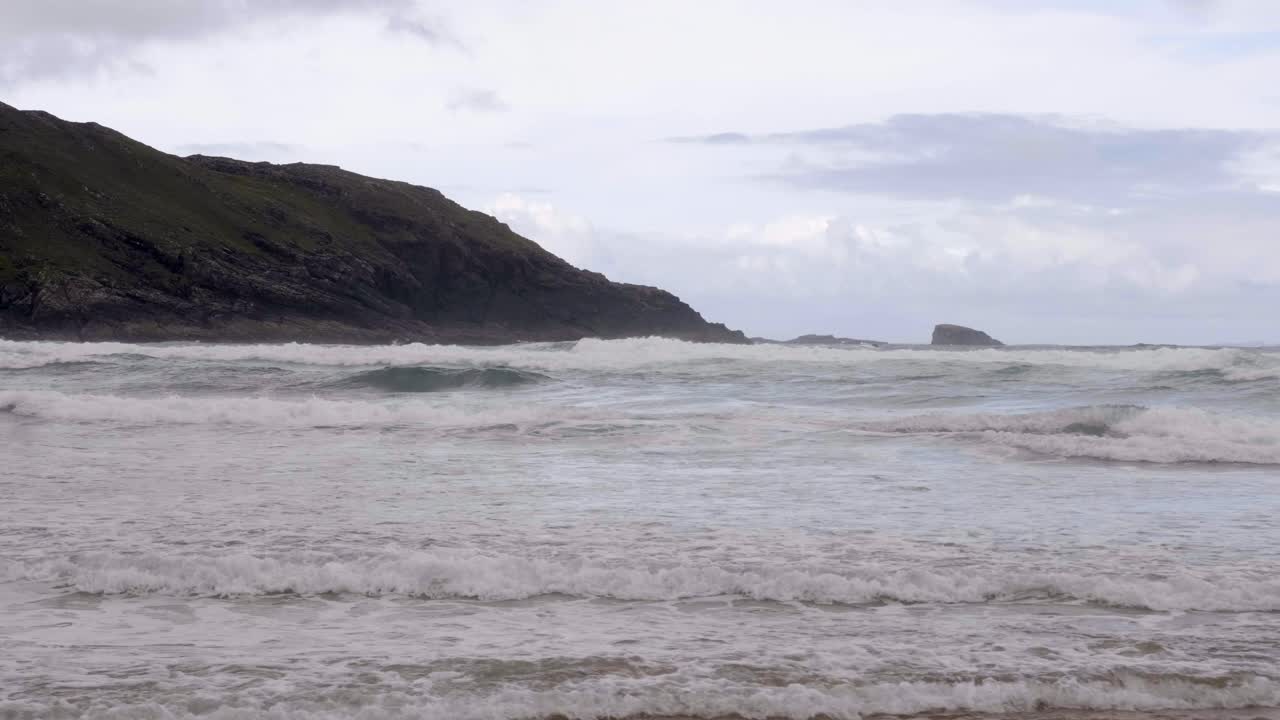 olas onduladas desde la isla de la playa de las cuevas en donegal, irlanda