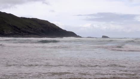 Olas-Onduladas-Desde-La-Isla-De-La-Playa-De-Las-Cuevas-En-Donegal,-Irlanda