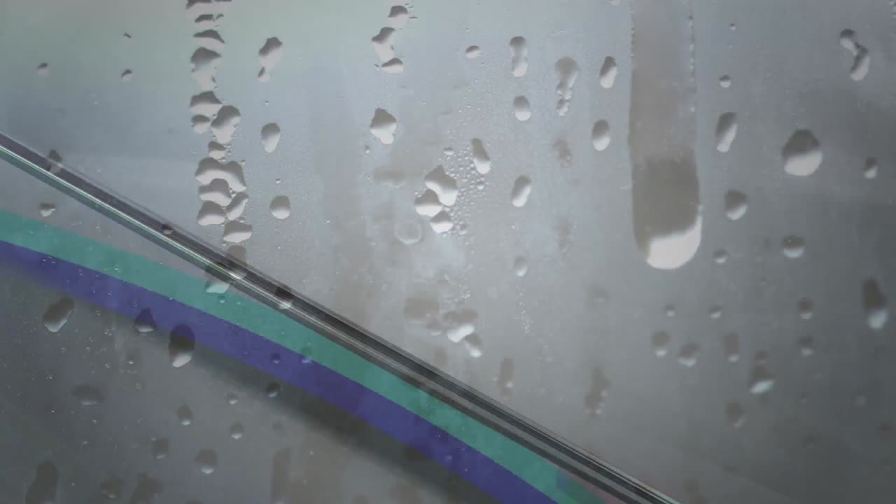 animación de gotas de agua cayendo sobre cristales brillantes.