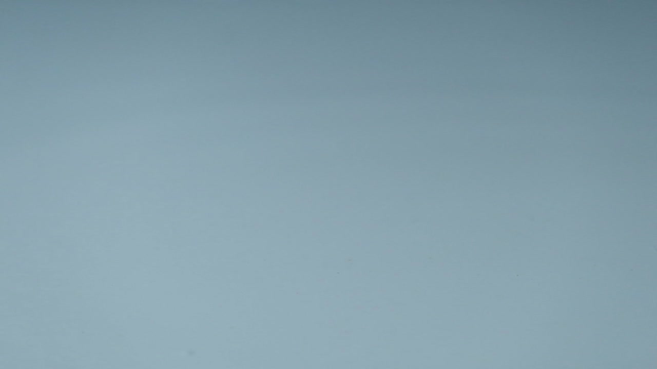 gotas de agua salpicando en cámara lenta generando olas