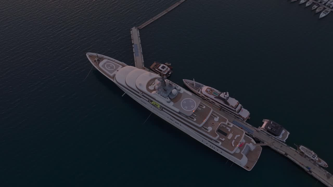 Ripresa aerea di un superyacht che brilla nella luce del tramonto della baia di Marmaris.