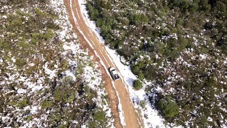 Seguimiento-Aéreo-De-Un-Automóvil-Que-Recorre-El-Camino-De-Tierra-En-El-Parque-Oncol,-Chile