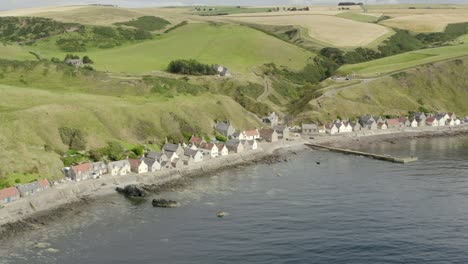 vista aérea del pueblo de crovie en la costa de aberdeenshire en una tarde nublada de verano