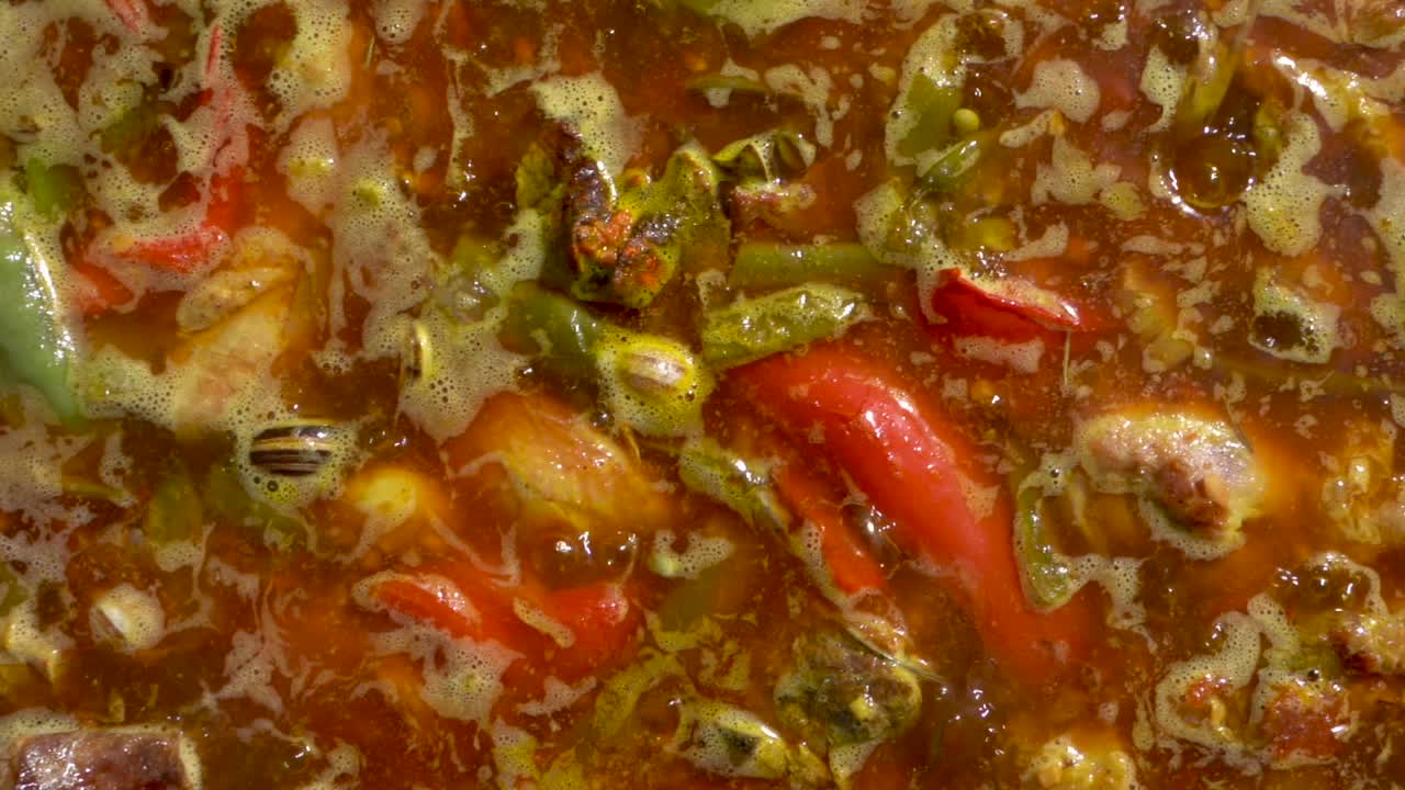 viaje aéreo de una paella mientras hierve.