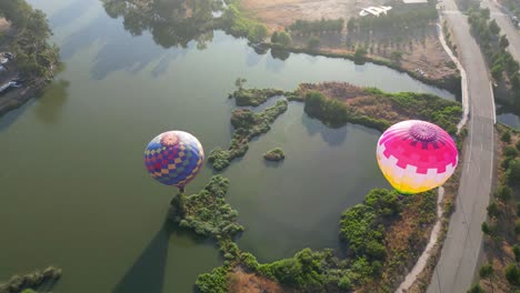 globos de aire caliente volando sobre lagunas en chile