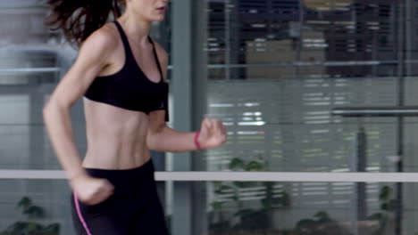 mujer de fitness de carrera atlética en la ciudad urbana