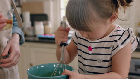 Hermosa-Niña-Ayudando-A-Su-Madre-A-Hornear-En-La-Cocina-Mezclando-Ingredientes-Horneando-Pastelitos-De-Chocolate-Preparando-La-Receta-En-Casa