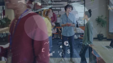 animación del procesamiento de datos financieros sobre diversas personas de negocios en la oficina
