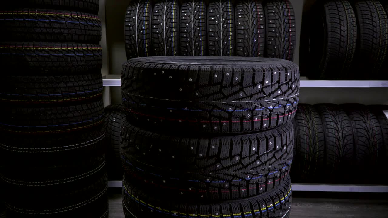 남자는 타이어를 서로 쳐 놓습니다.