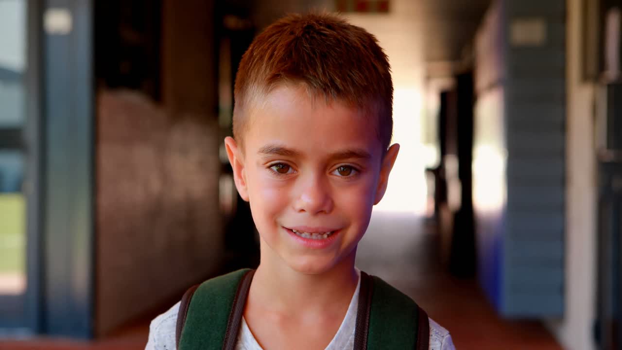 retrato de un niño de escuela lindo de pie con una mochila 4k