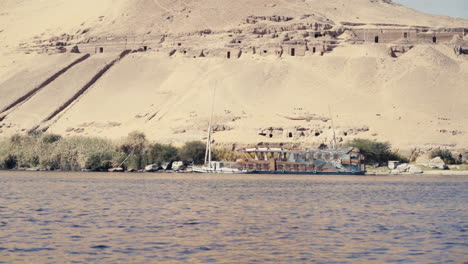 las tumbas de los nobles montaña en aswan, egipto