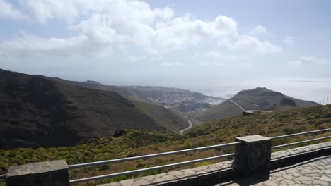 mirando hacia abajo en san sebastián de la gomera en verano