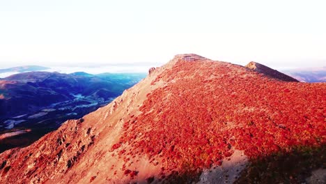 Vista-Aérea-De-La-Cresta-De-La-Montaña-Monte-Lyford-Nueva-Zelanda---Dolly-Shot