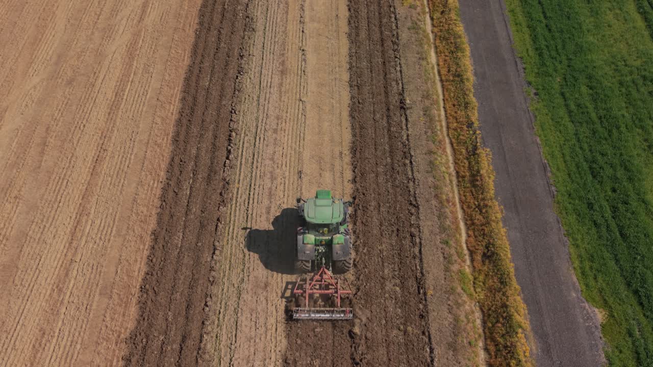 Trattore che coltiva terreno agricolo biologico, agricoltura sostenibile