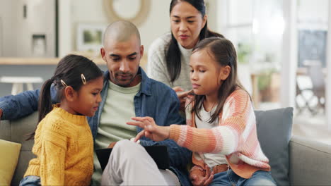 Tablet,-Familie-Und-Kinder-Auf-Dem-Sofa-Im-Heimischen-Wohnzimmer