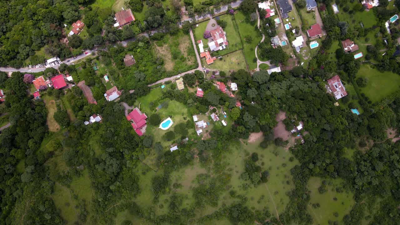 drone de arriba hacia abajo disparado volando sobre villas en las afueras de la ciudad de salta en argentina