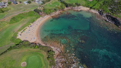 Little-Bay-Beach-Mit-Und-Den-östlichen-Vororten-In-Sydney,-New-South-Wales,-Australien-–-Drohnenaufnahme-Aus-Der-Luft