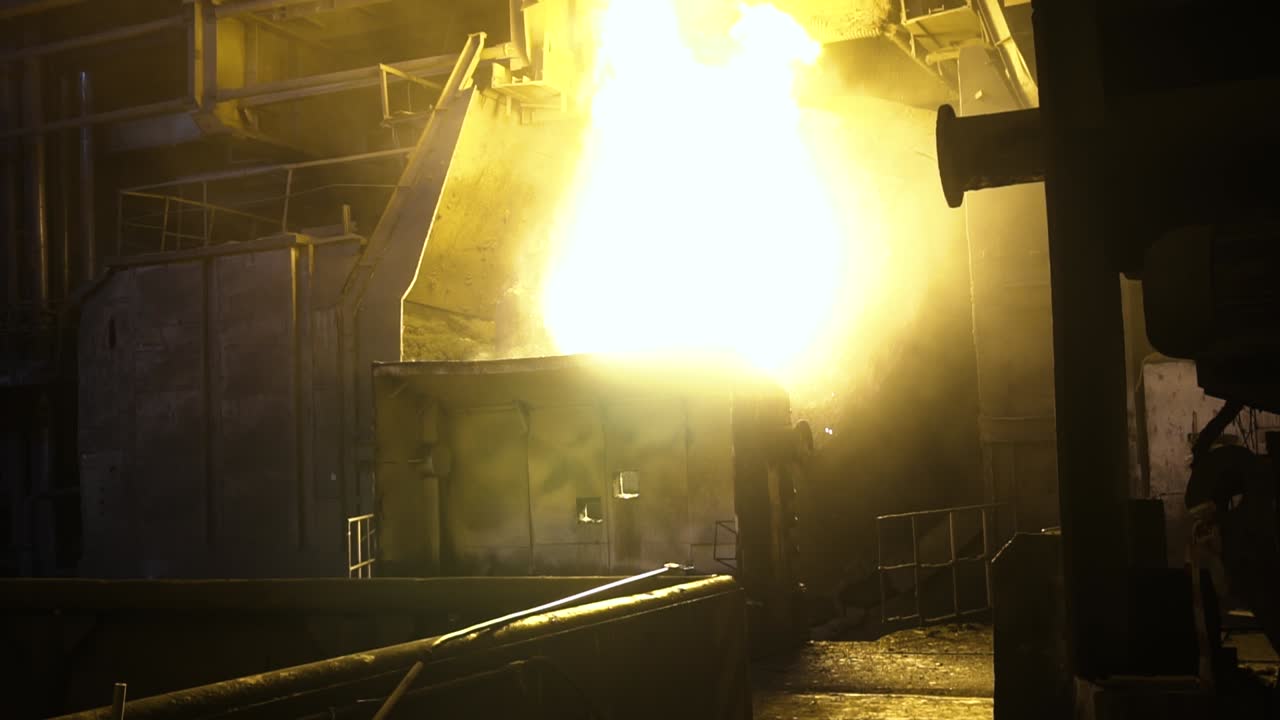 밤에 철강 주조장