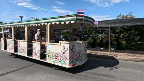 pasajeros disfrutando de un paseo panorámico en tren al aire libre