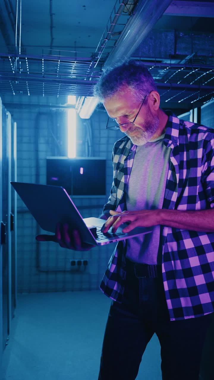 técnico trabajando en la sala de servidores por la noche