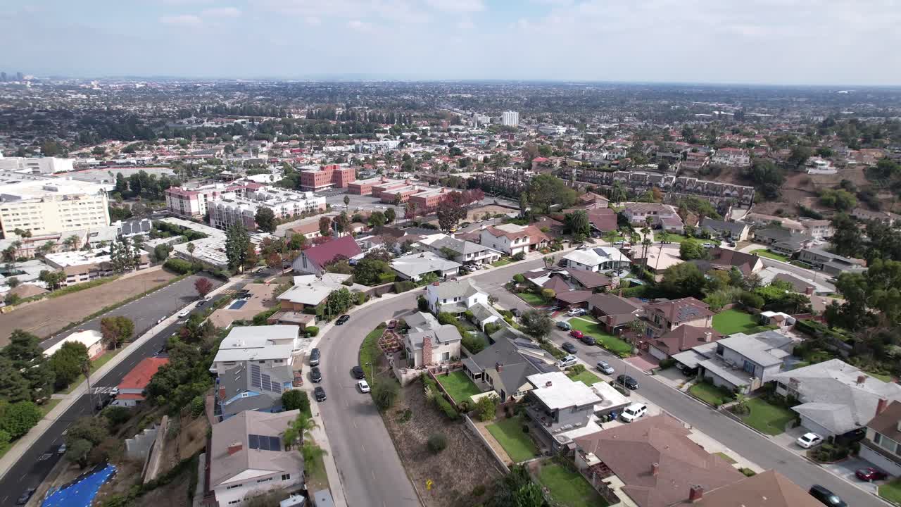 vista aérea por encima de la división entre los distritos residenciales de baldwin hills y los barrios de crenshaw, los ángeles, california