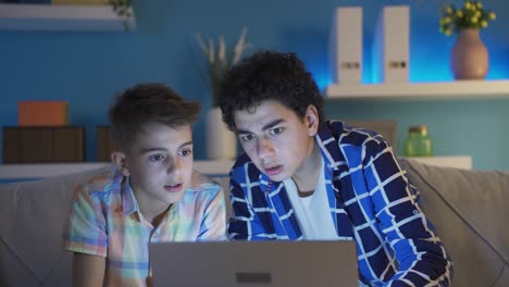 dos jóvenes amigos están estresados mientras investigan algo en la computadora portátil.