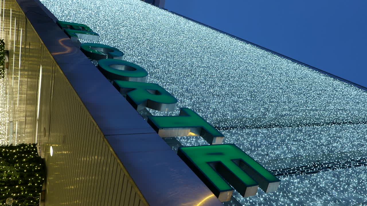 크리스마스 조명, 수직, 핸드헬드가 있는 고급 쇼핑몰 외부 입구