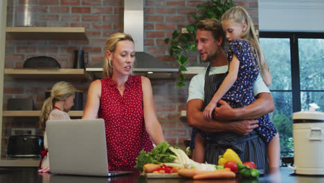 Glückliche-Familie-Kocht-Zusammen-Zu-Hause-