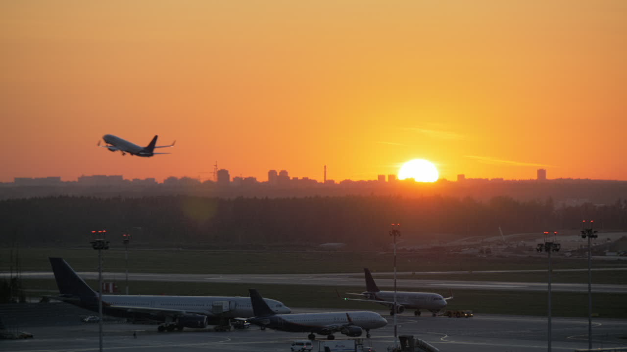 vista del aeropuerto al atardecer dorado con un avión despegando