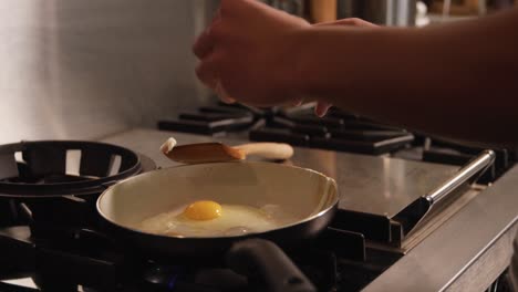 Mujer-Caucásica-Cocinando-En-Su-Casa