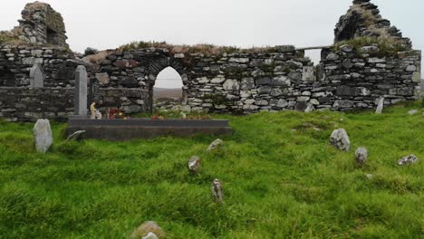 Una-Toma-Aérea-De-Un-Antiguo-Cementerio