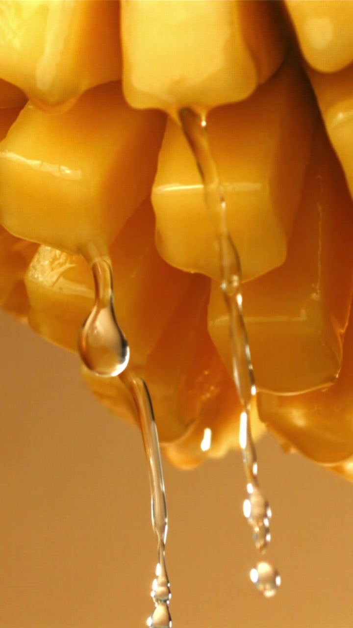 Acqua rinfrescante che gocciola su pezzi di mango fresco al rallentatore