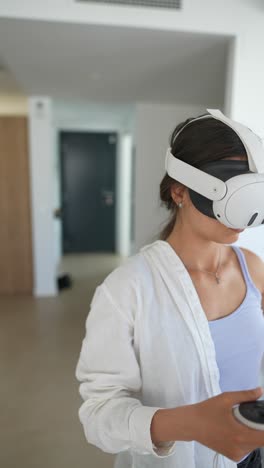 mujer experimentando la realidad virtual en casa
