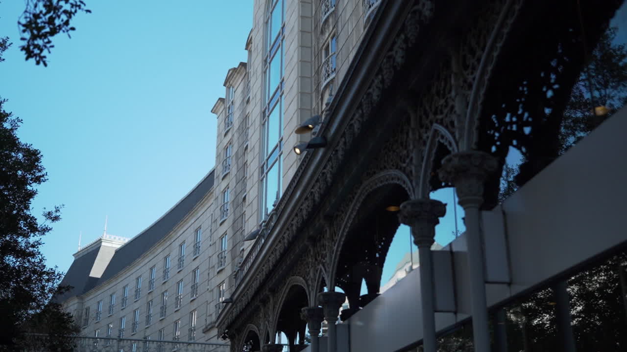 러스 크레센트 호텔의 입구에 있는 아치.