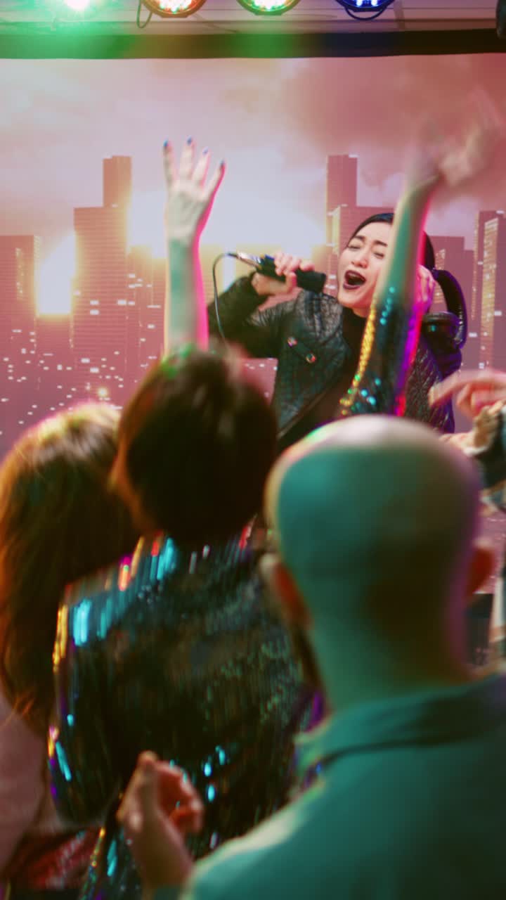 Video verticale: DJ donna che si diverte sul palco di un nightclub