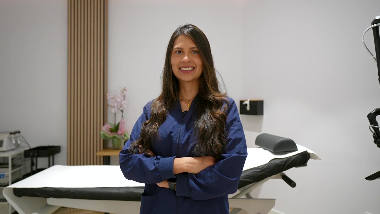 Esteticista profesional de pie en un moderno spa médico.