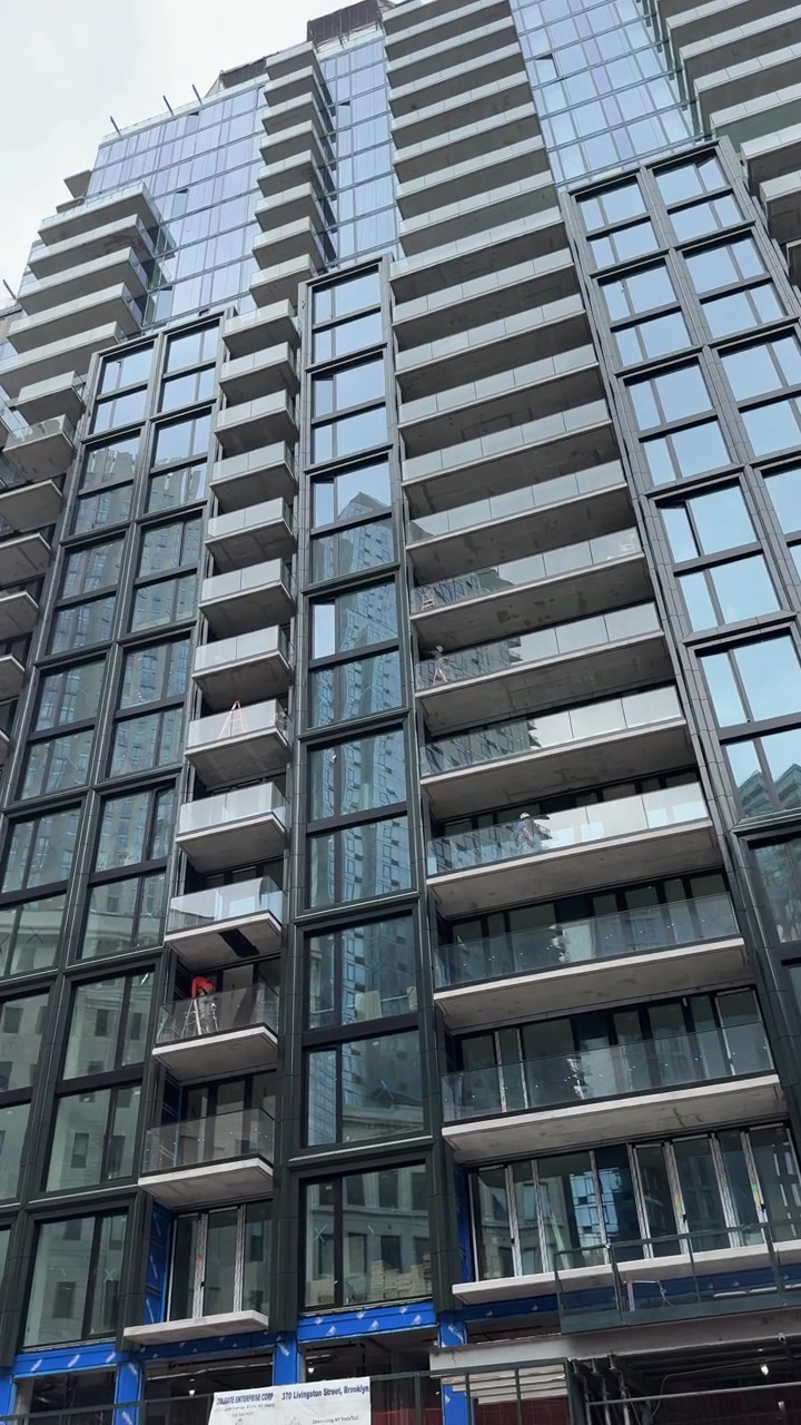 Edifício de apartamentos moderno de grande altura em construção no Brooklyn, Cidade de Nova York.