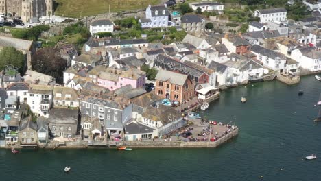 Steigende-Luftaufnahme-Von-Touristen,-Die-Sich-Im-Hafen-Von-Fowey-Am-Ufer-Des-Flusses-Fowey-In-Cornwall,-Großbritannien,-Versammelten