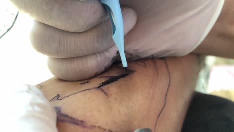 detalle del tatuaje con aguja en la piel.