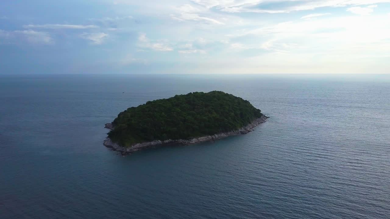 열대 섬과 바다 위의 공중 비행