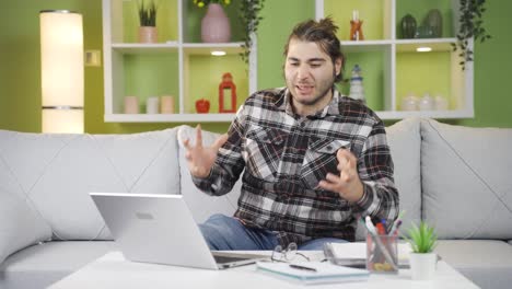 un joven que trabaja en una computadora portátil falla.