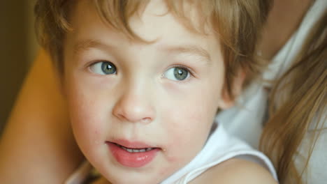 un primer plano de un niño encantador.