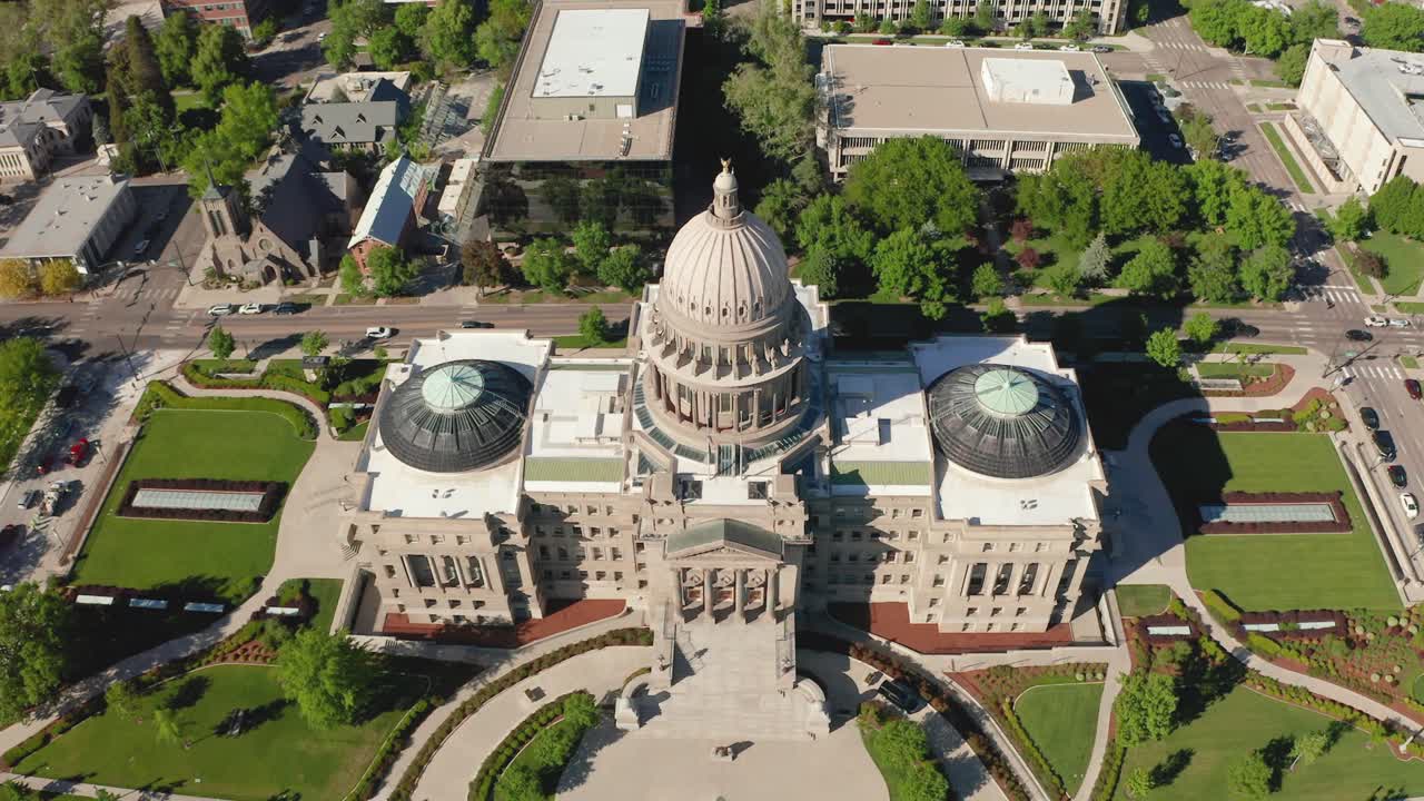 toma aérea bajada del edificio del capitolio del estado de idaho