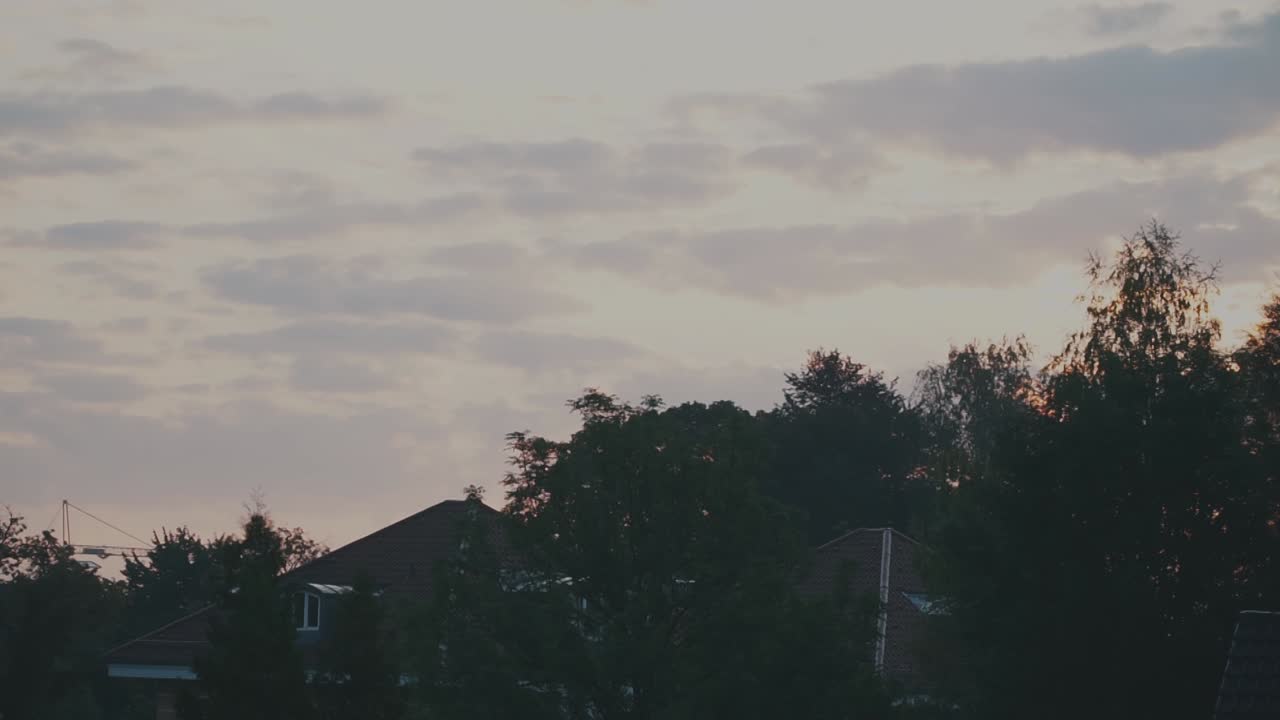 집 지붕 위로 녹는 덩어리 - 굴뚝 연기와 태양 광선이 천천히 장면에 들어옴