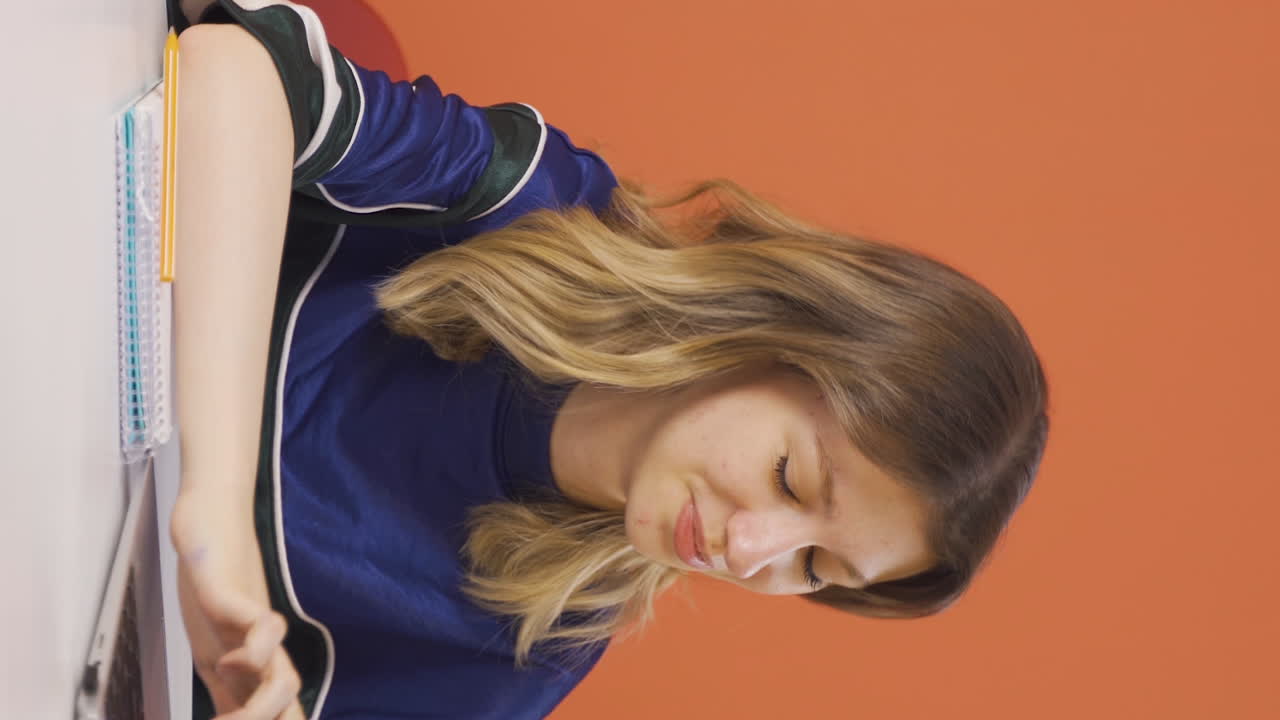 vídeo vertical de una mujer joven haciendo dinero con sus manos.