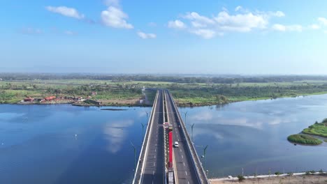 vuelo bajo de drones sobre el puente kretek 2 en bantul, indonesia