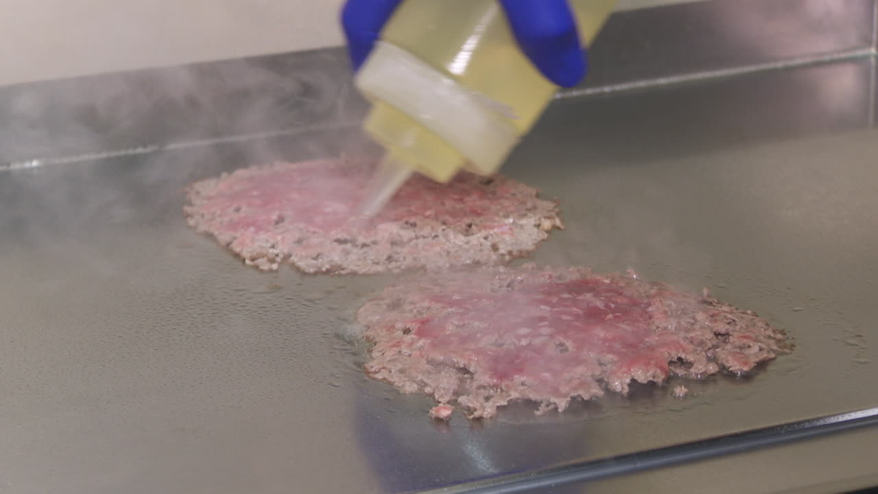 햄버거를 요리하는 것