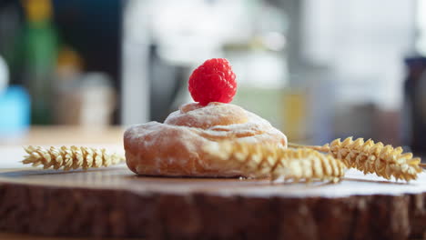 Wheat-bun-with-fresh-raspberry