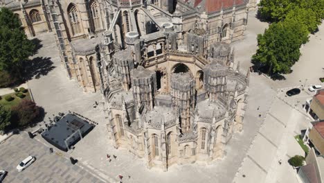 Majestuoso-Edificio-Del-Monasterio-De-Batalha,-Vista-De-órbita-Aérea