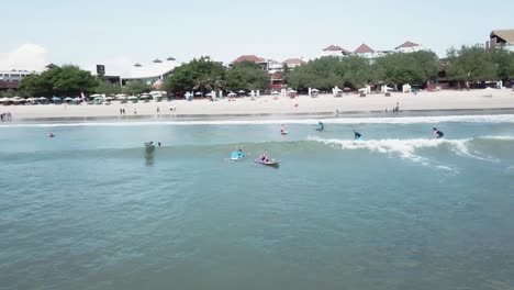 surfistas en una hermosa playa tropical